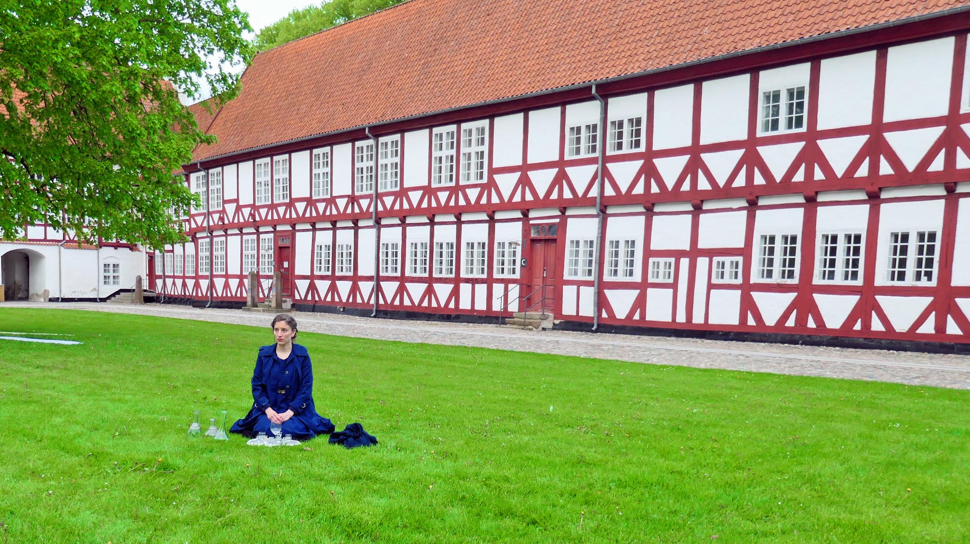 På det grønne græs på Aalborghus Slot sidder Kviden med Vandet. Hun ender med at synge for os..