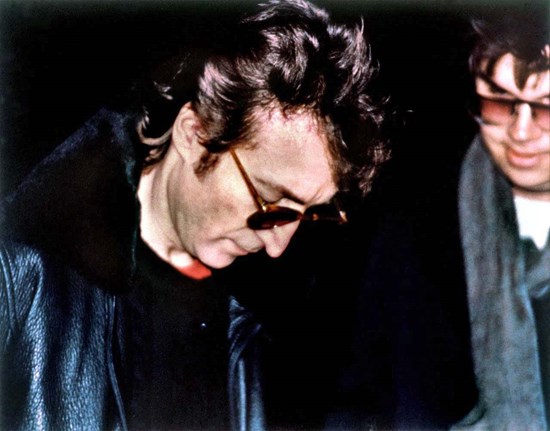 John Lennon signerer album til  Mark Chapman, manden, der skød ham